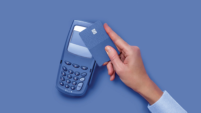 primo piano mano che utilizza carta con pos